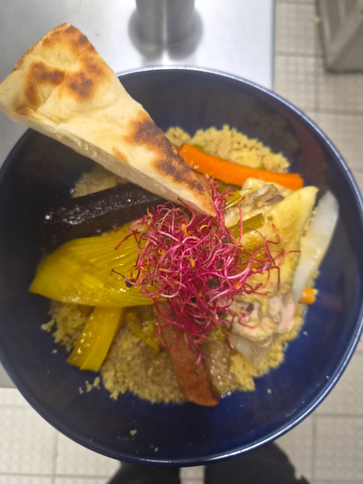 Bol garni avec pain triangulaire, légumes et pousses