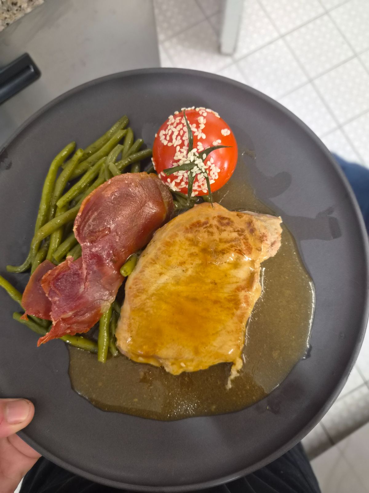 Viande dorée, jambon et haricots verts
