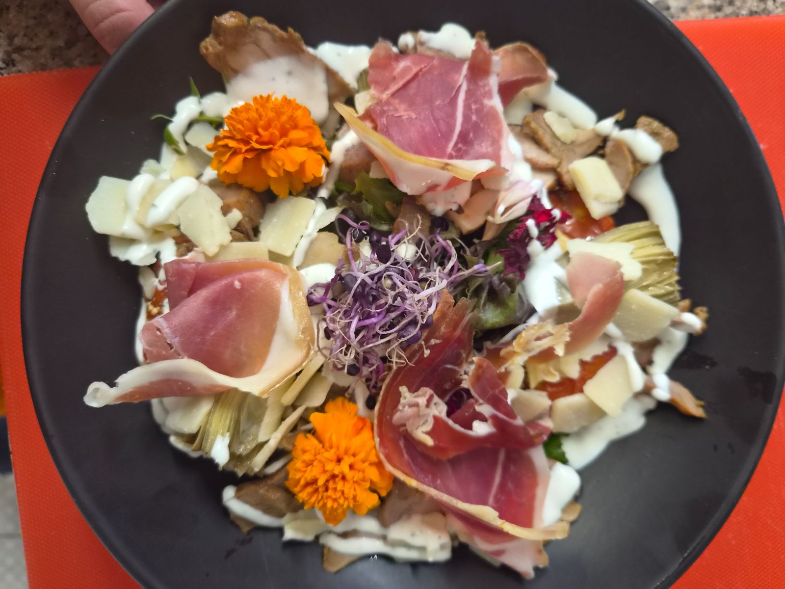 Salade au jambon cru et fleurs orange