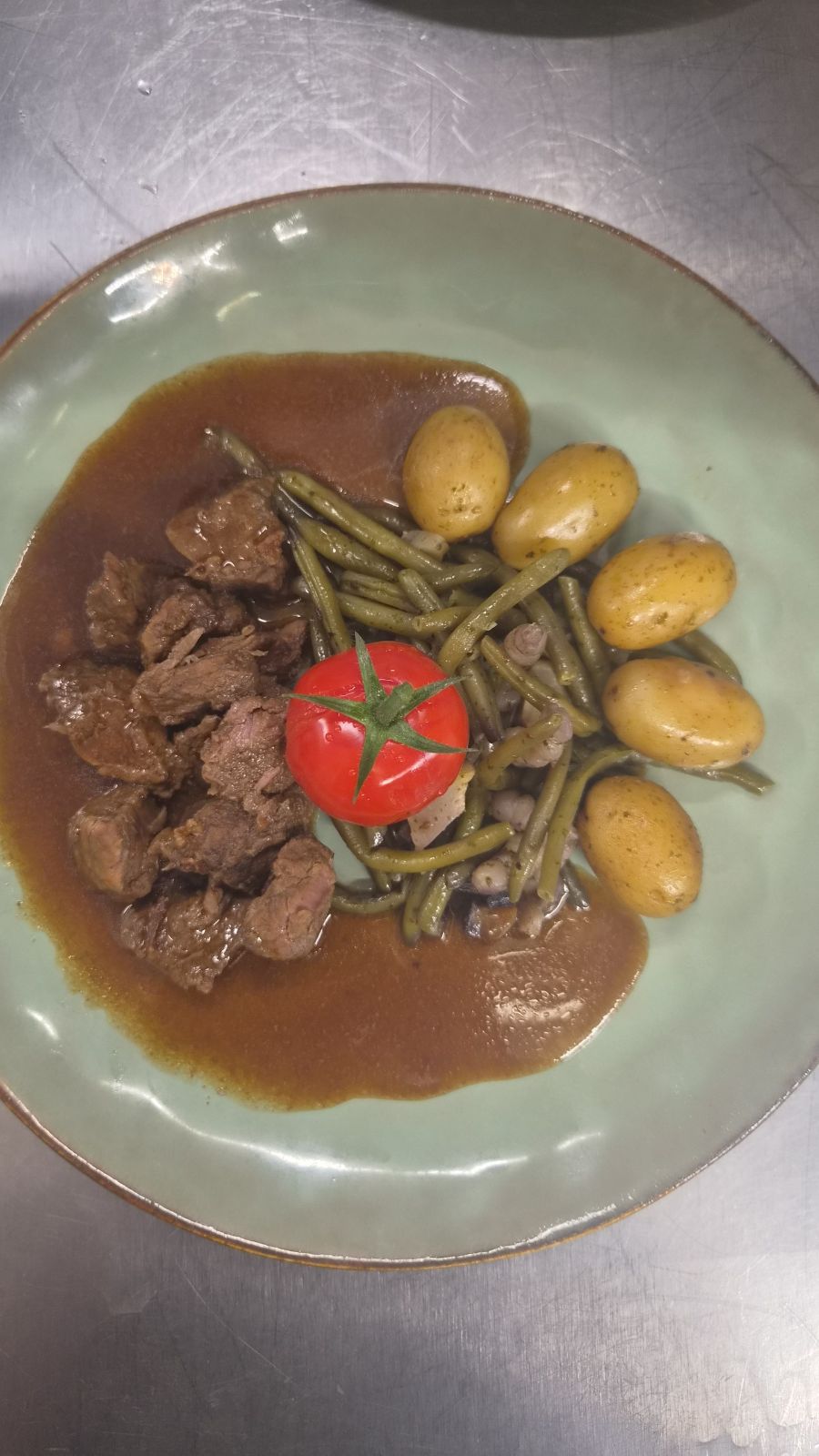 Viande en sauce brune avec pommes de terre et haricots