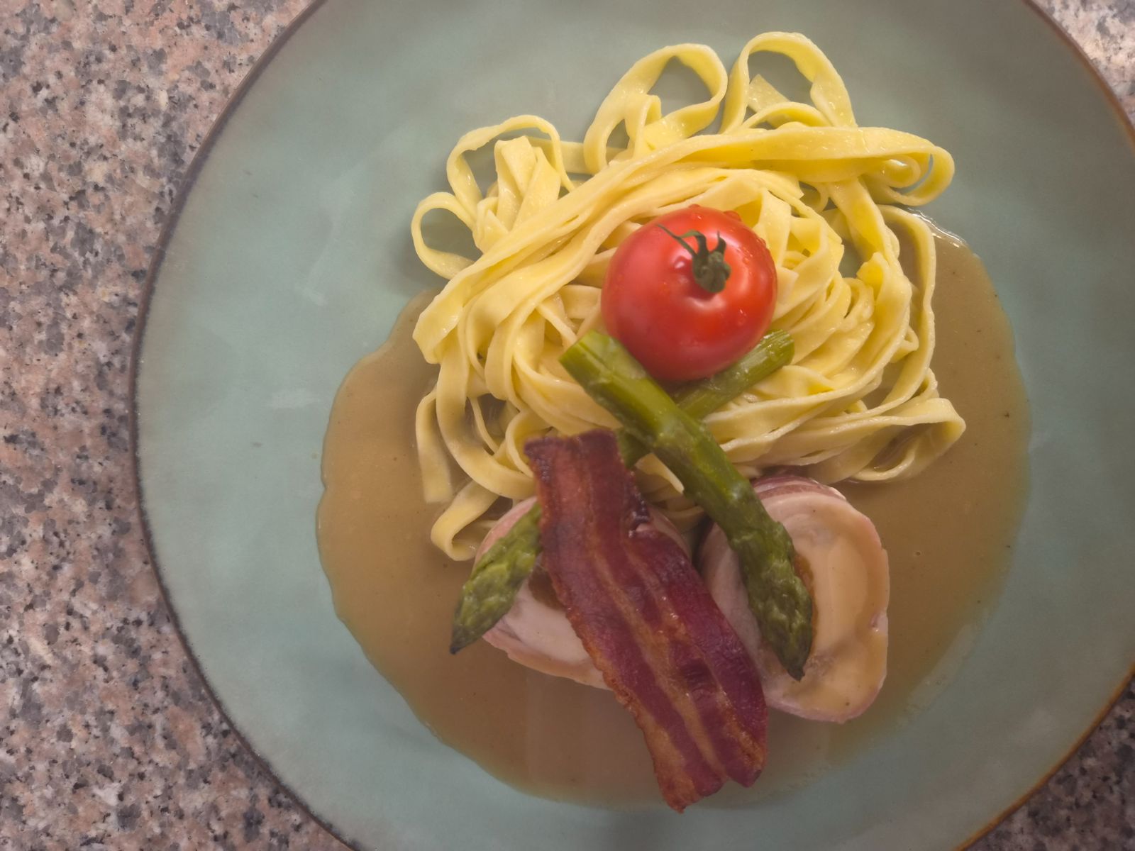 Tagliatelles, asperges et tranche grillée